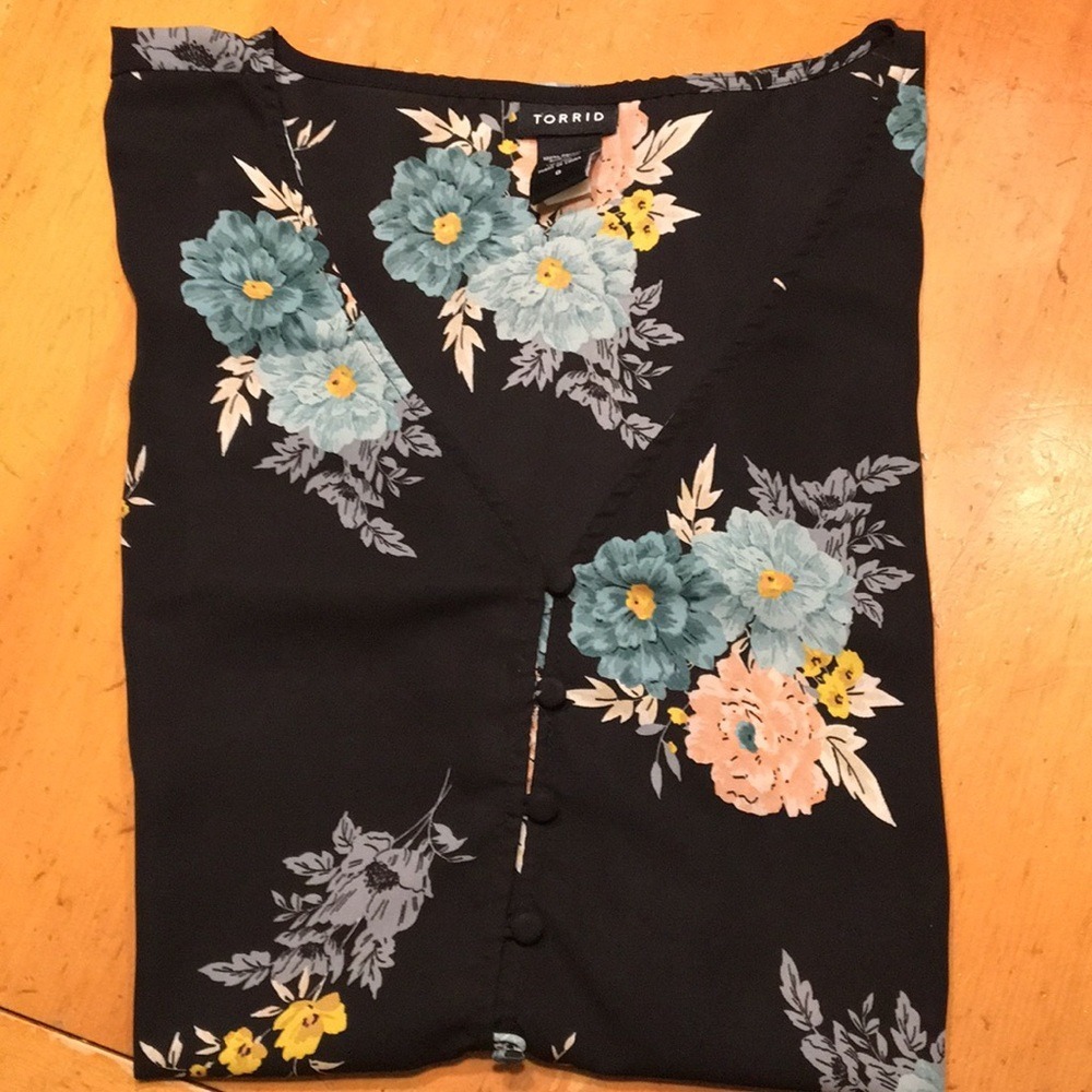 Torrid Whisigoth Floral V-Neck Button Front Blouse Size 0/XL - Picture 10 of 10